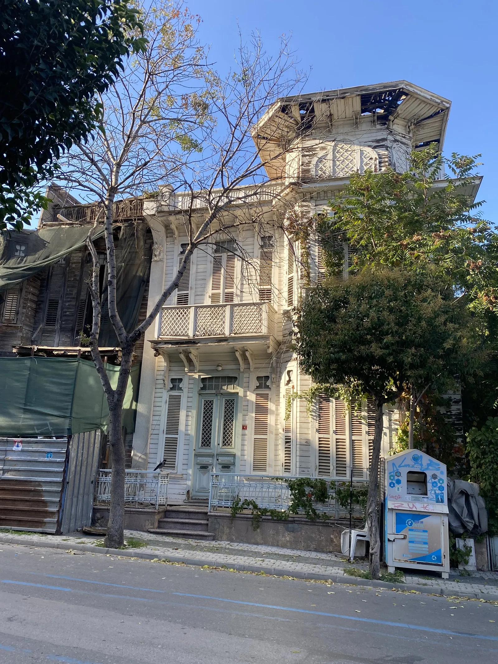 Заброшенный особняк / фото Ян Кулаков, Суточно.ру