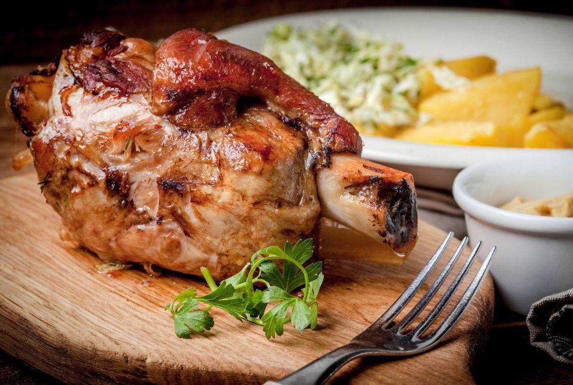 Копчёная рулька — фирменный деликатес ресторана «Рульки вверх» (arfo / Canva)