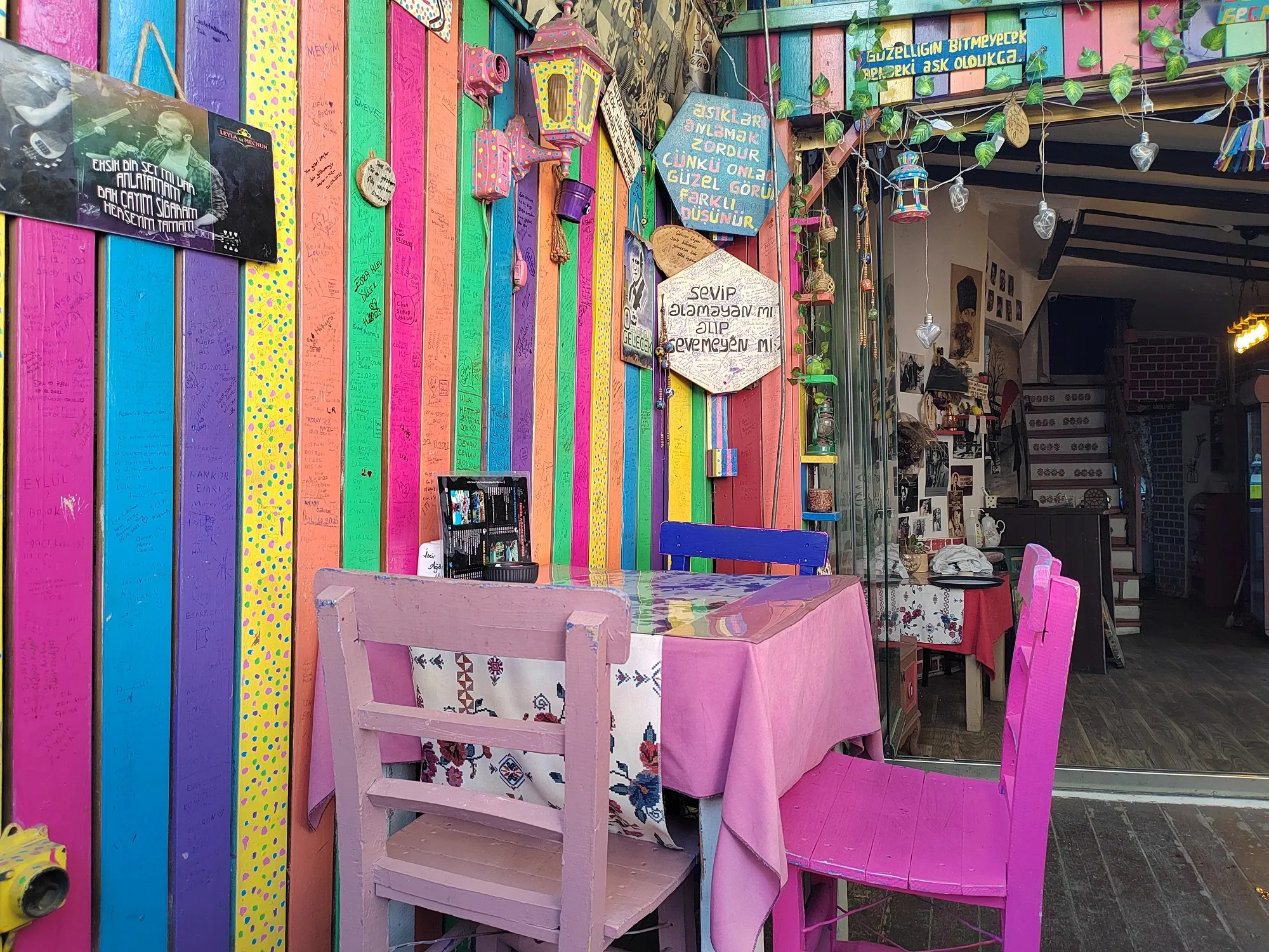 Цветной интерьер и музыка 70-х. Это кафе с атмосферой! Фото Дарины Устич