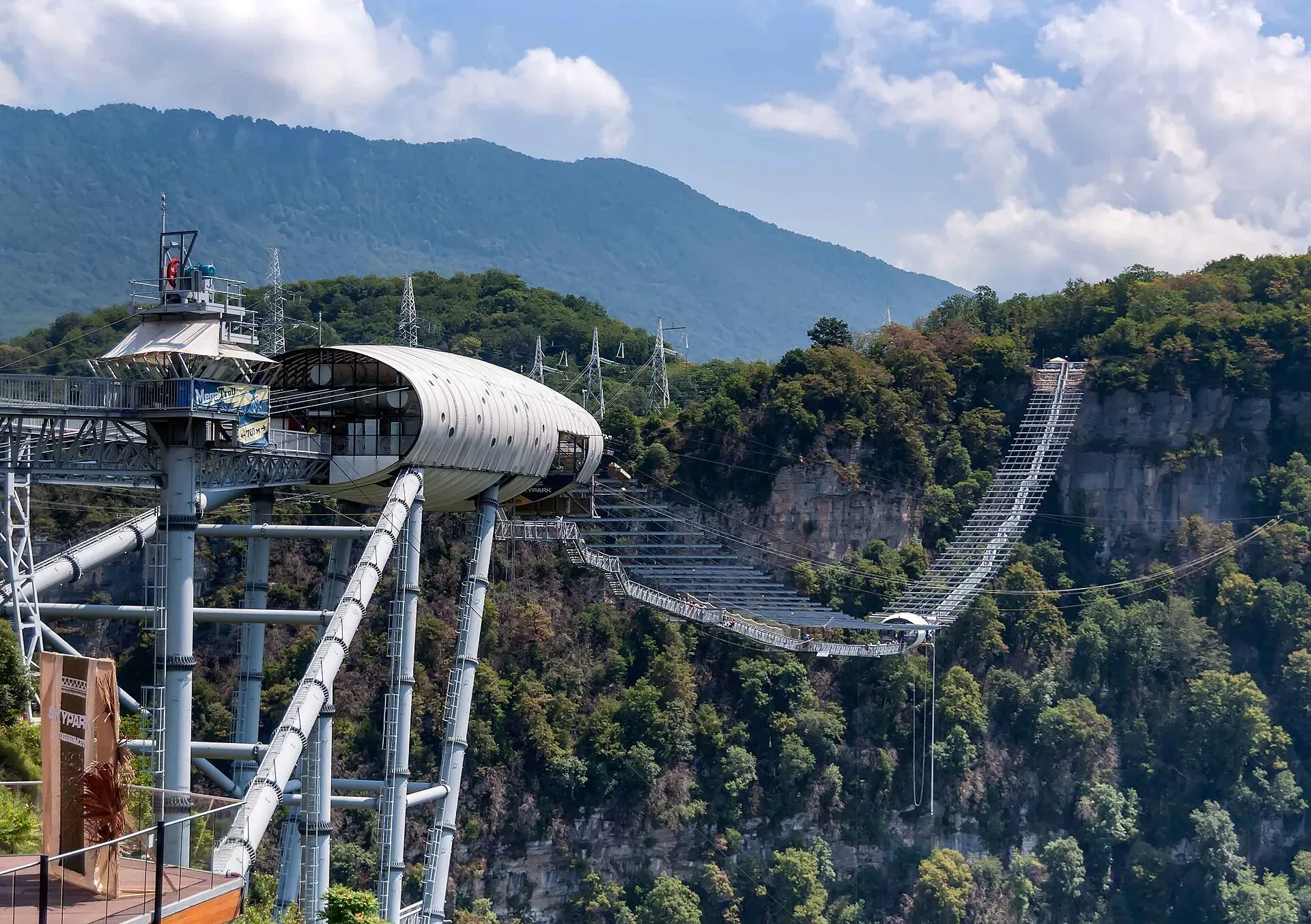 Подвесной мост Скайбридж и площадка Bungy 69