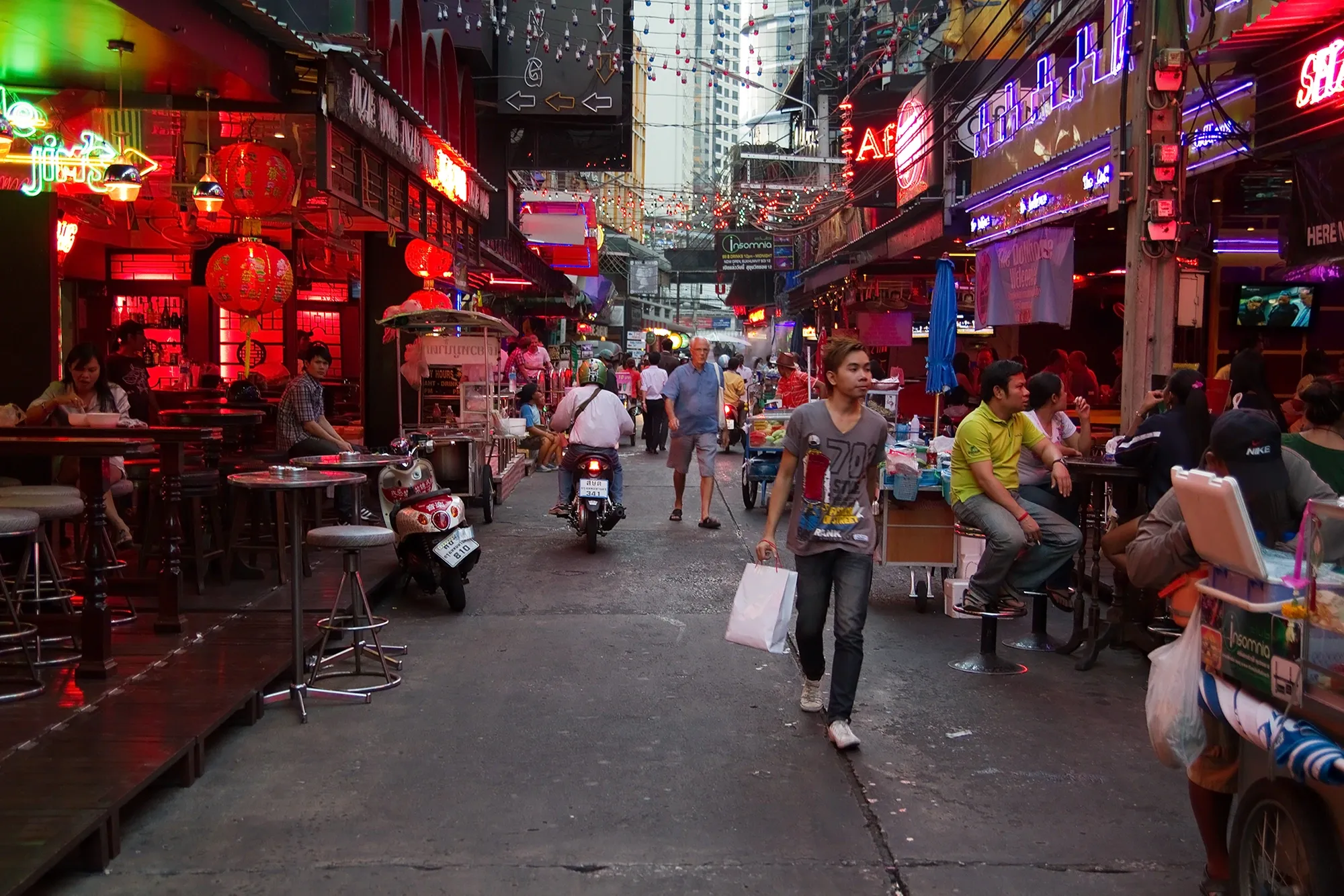 Soi Cowboy днём / фото JJ Harrison / Wikimedia