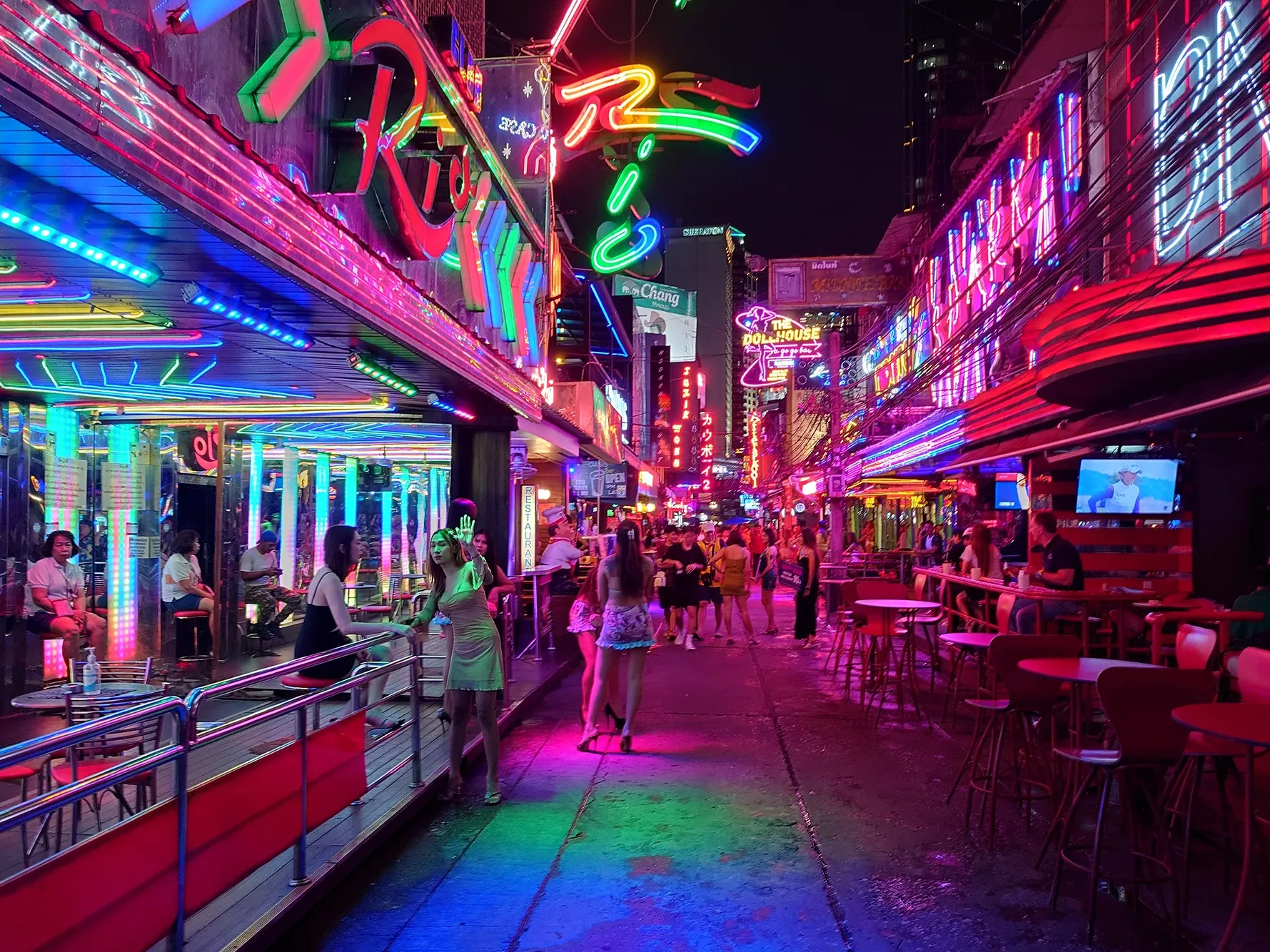Soi Cowboy ночью / фото Yu tptw / Wikimedia
