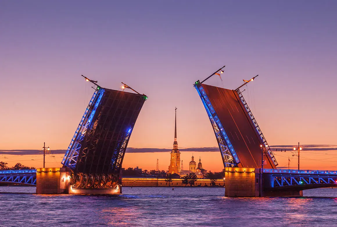 Разводка Дворцового моста (Anna Pakutina / Shutterstock)