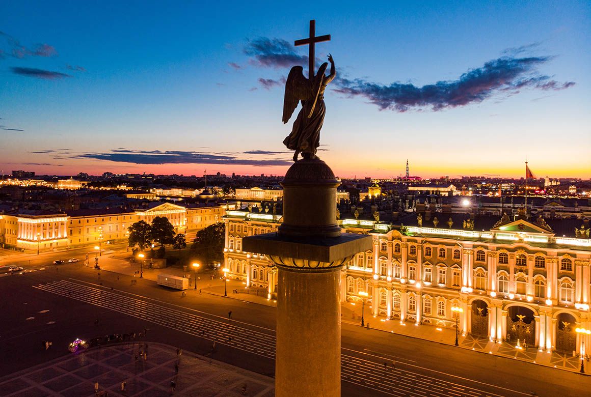 Дворцовая площадь летом (shirmanov aleksey / Shutterstock)