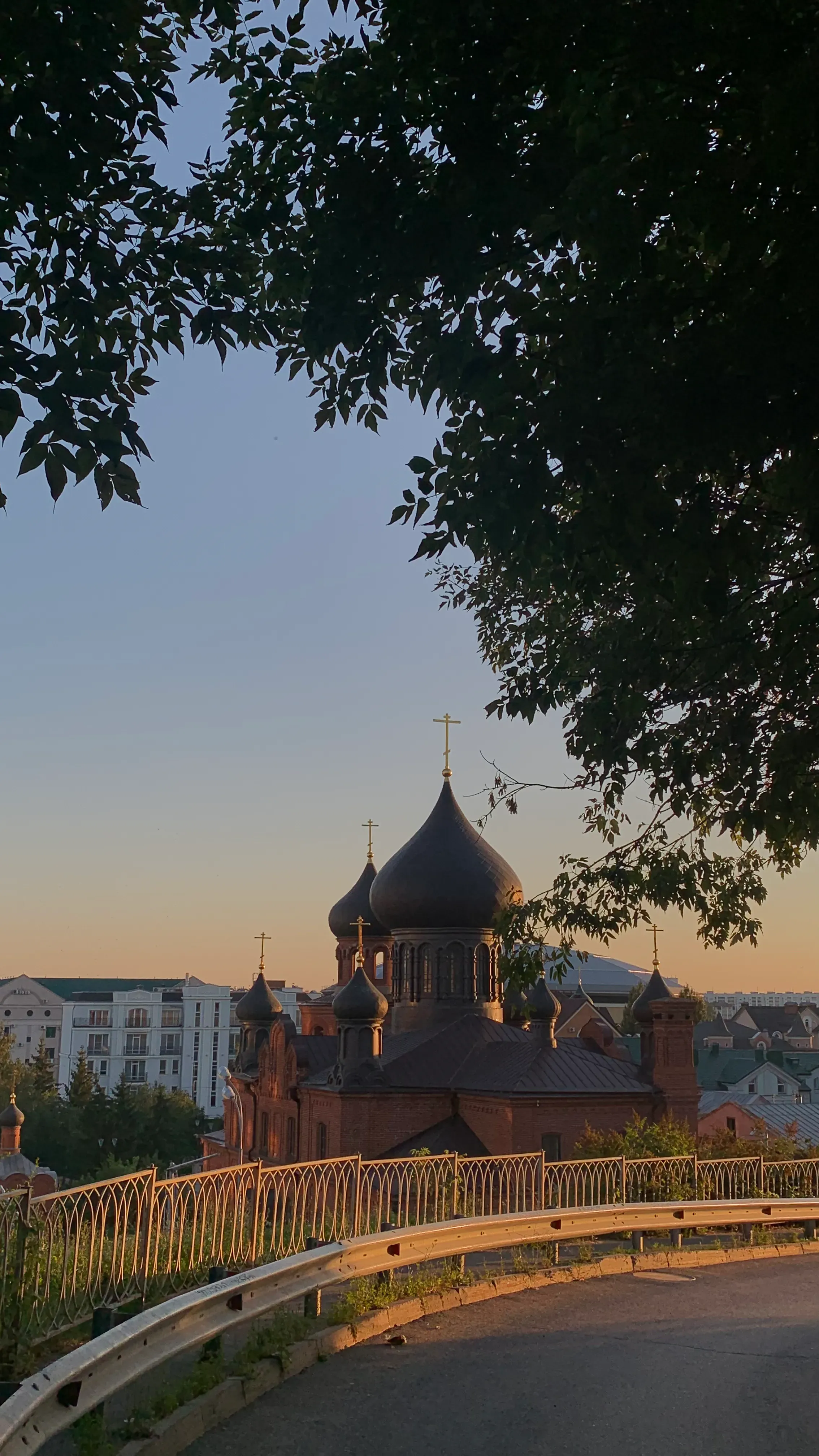 Старообрядческая церковь выделяется чёрными куполами. Фото: Ангелина Головатая
