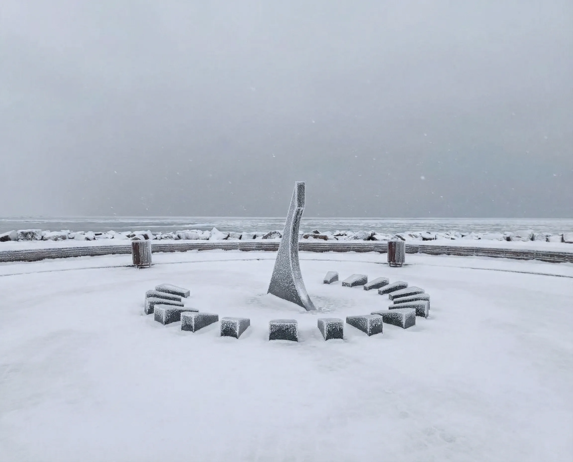 Солнечные часы, жаль солнце к ним не прилагается / Фото Даши Тереховой