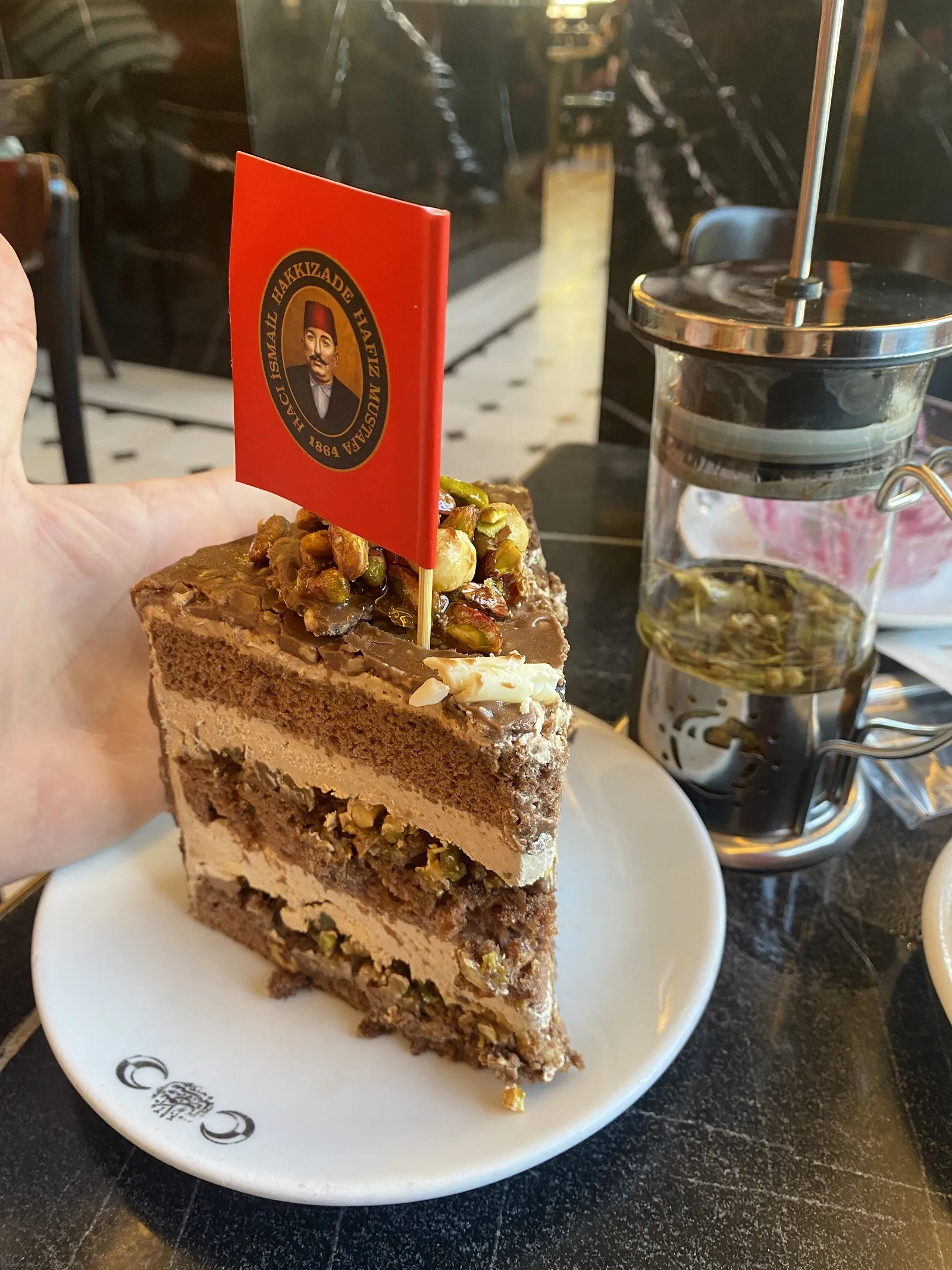 Кусочек торта размером с руку / фото Ян Кулаков, Суточно.ру