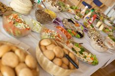 Примерно так выглядит шведский стол. Фото: Ernst Vikne / wikimedia