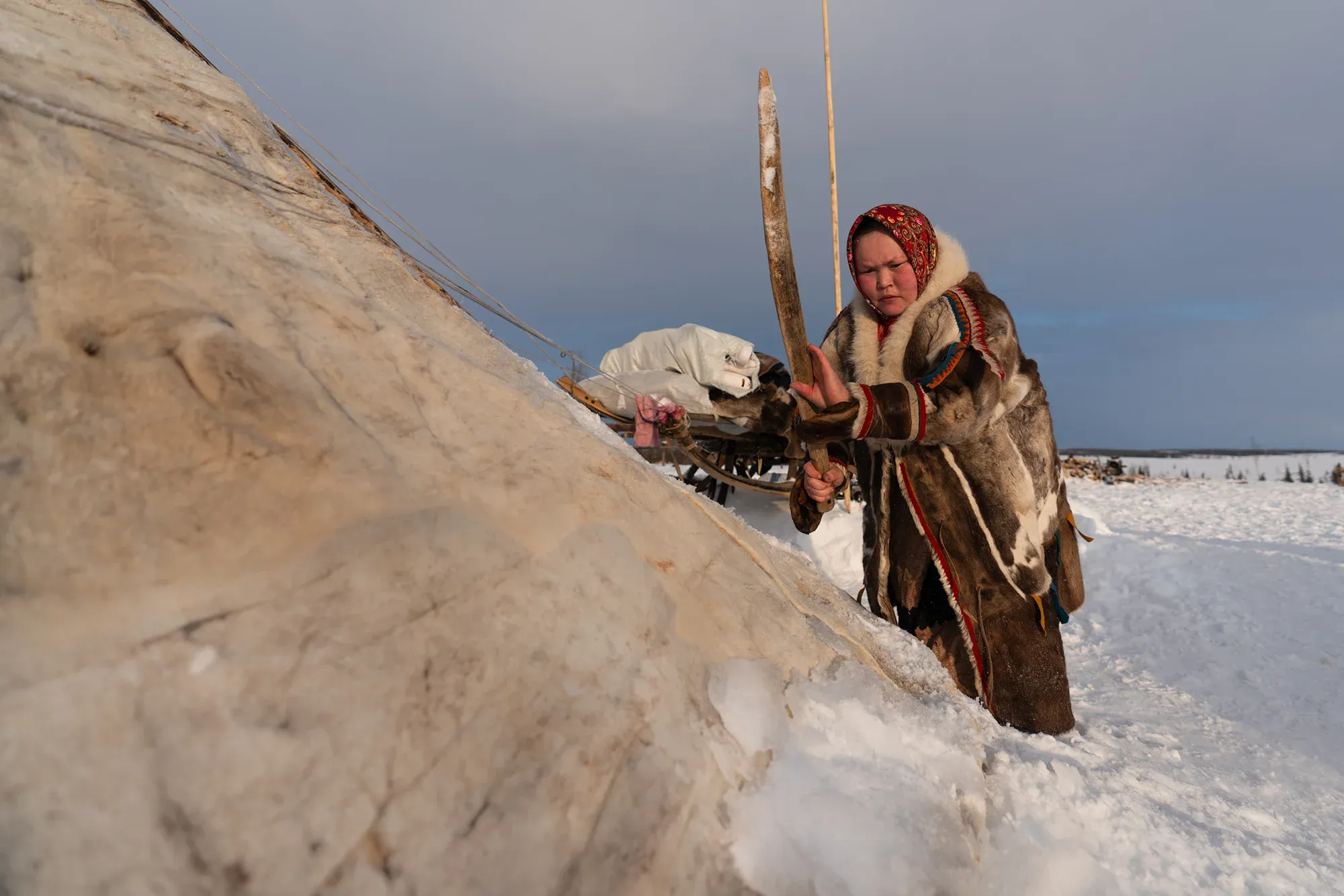 Женщина у чума / Александр Мазуров