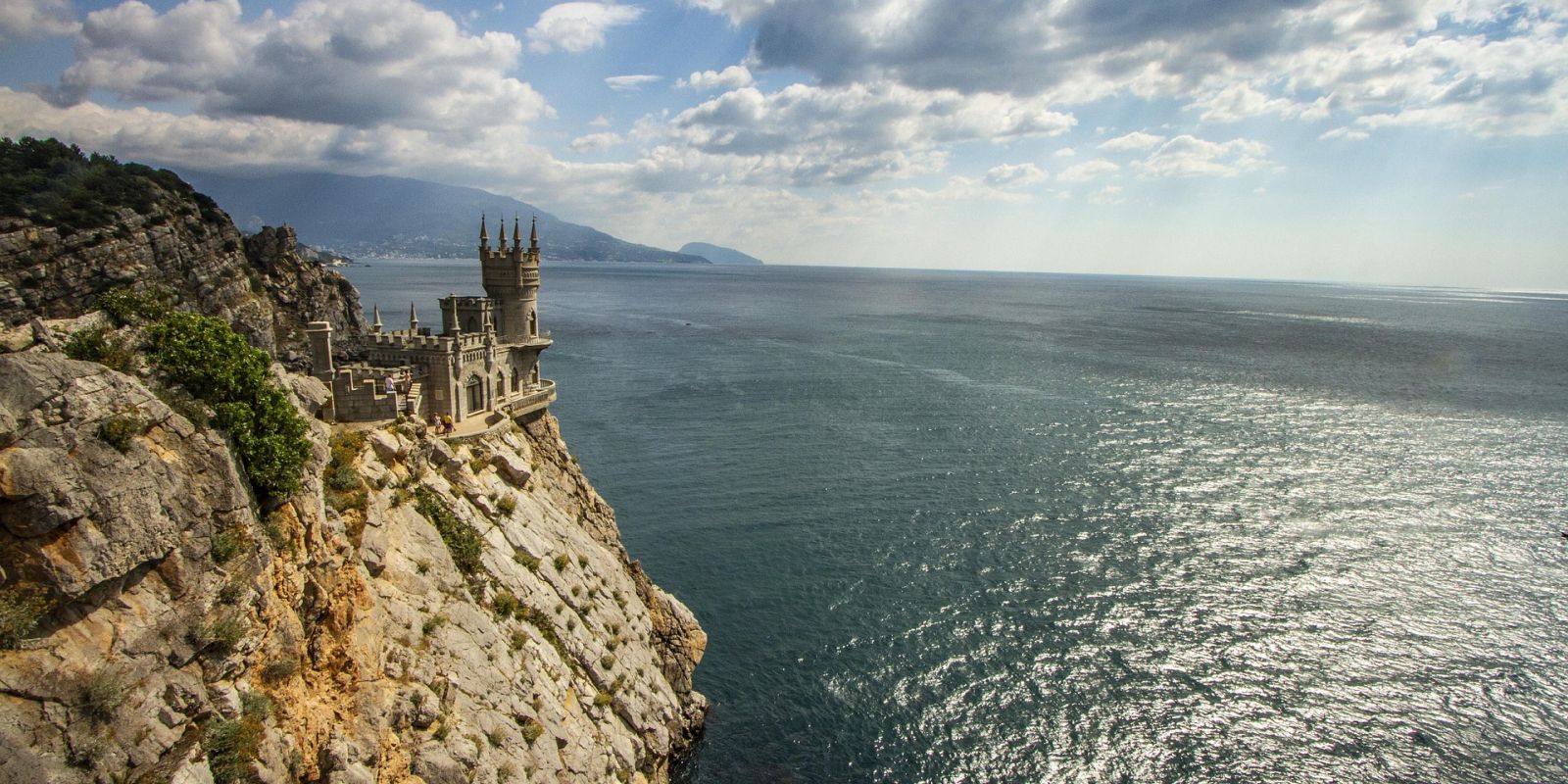 Отдых в Ялте 2025: где жить и что посмотреть