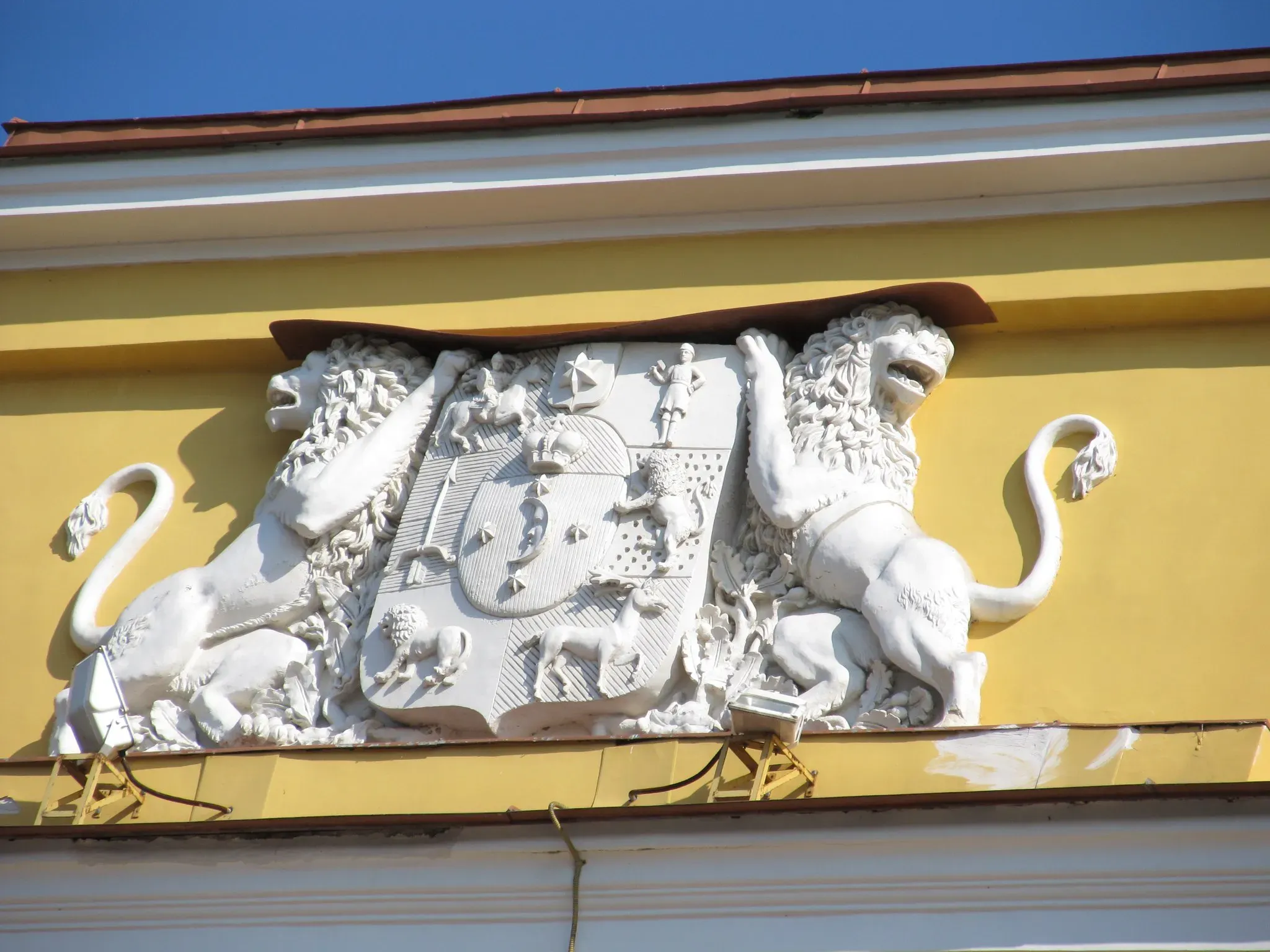 Герб Юсуповых на аттике дворца